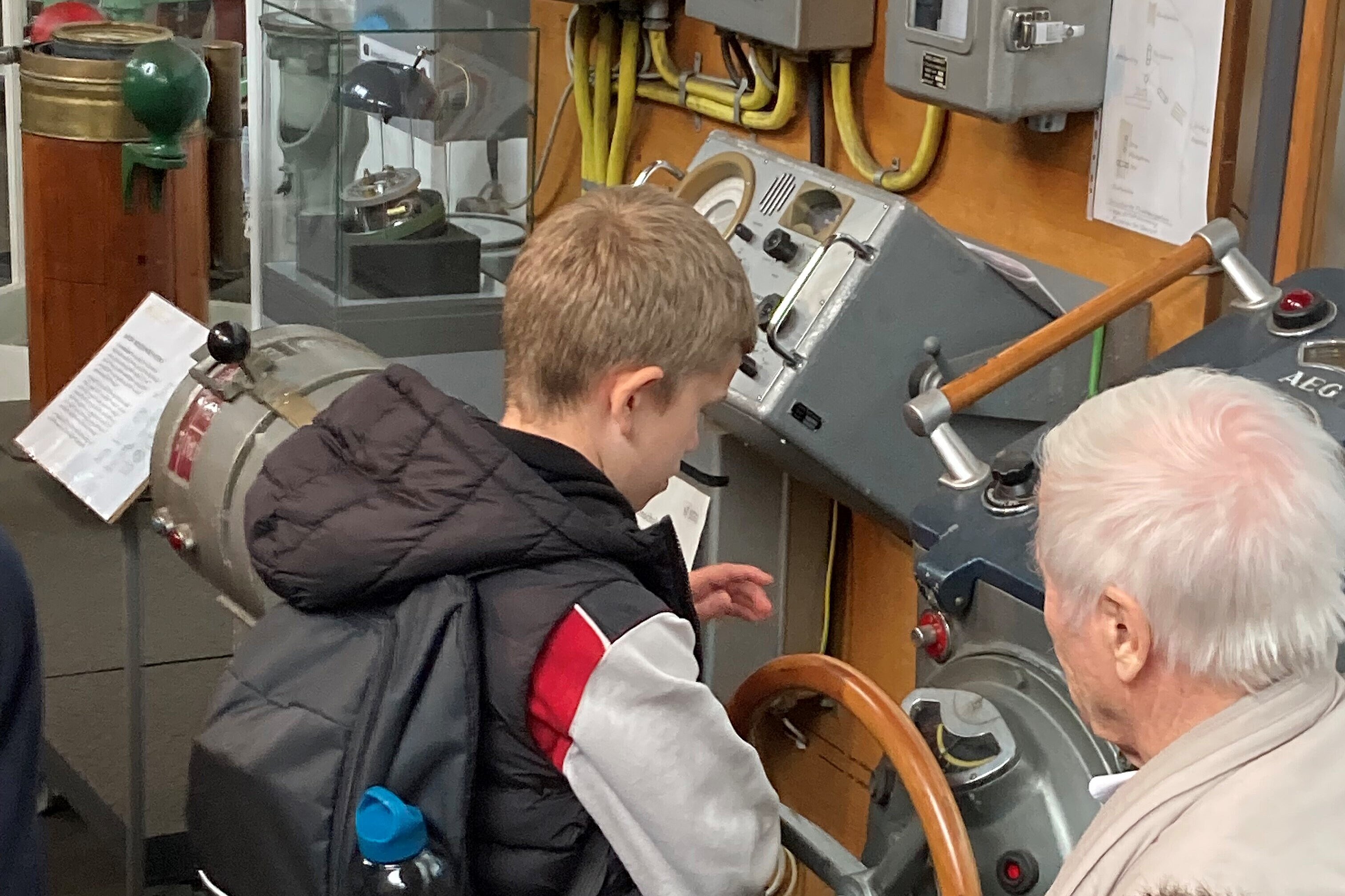 Foto: Schüler an einem Maschinenstand 