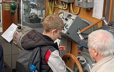 Foto: Schüler an einem Maschinenstand 