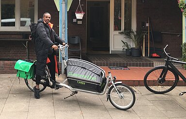 Foto: Lastenfahrrad vor Wohnhaus