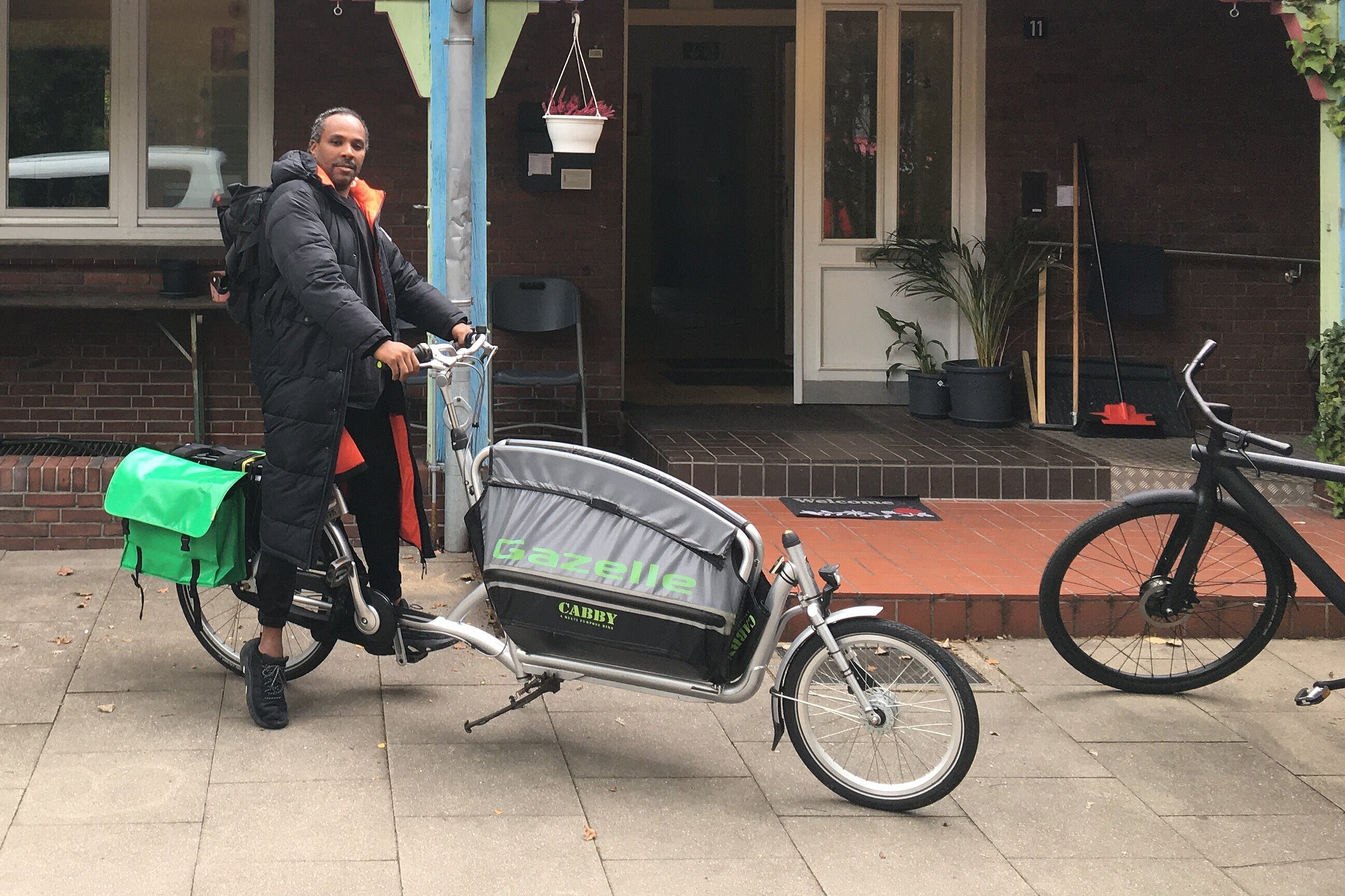 Foto: Lastenfahrrad vor Wohnhaus