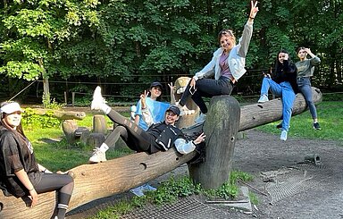 Foto: Junge Frauen auf einem Kletter-Baumstamm