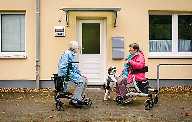 Foto: Zwei ältere Frauen mit Rollator und ein Hund